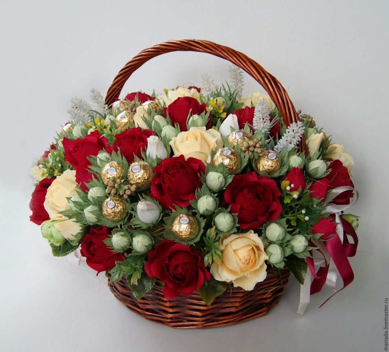 Композиция из конфет в корзинке