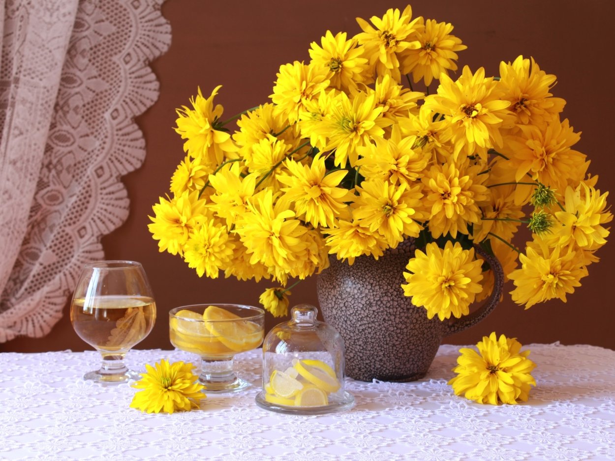 Желтые цветы в вазе