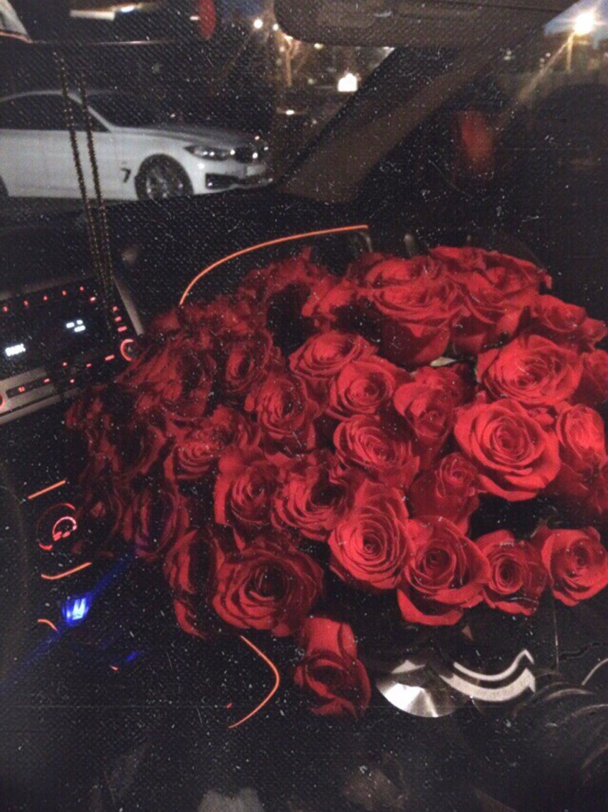 Букет цветов в багажнике машины