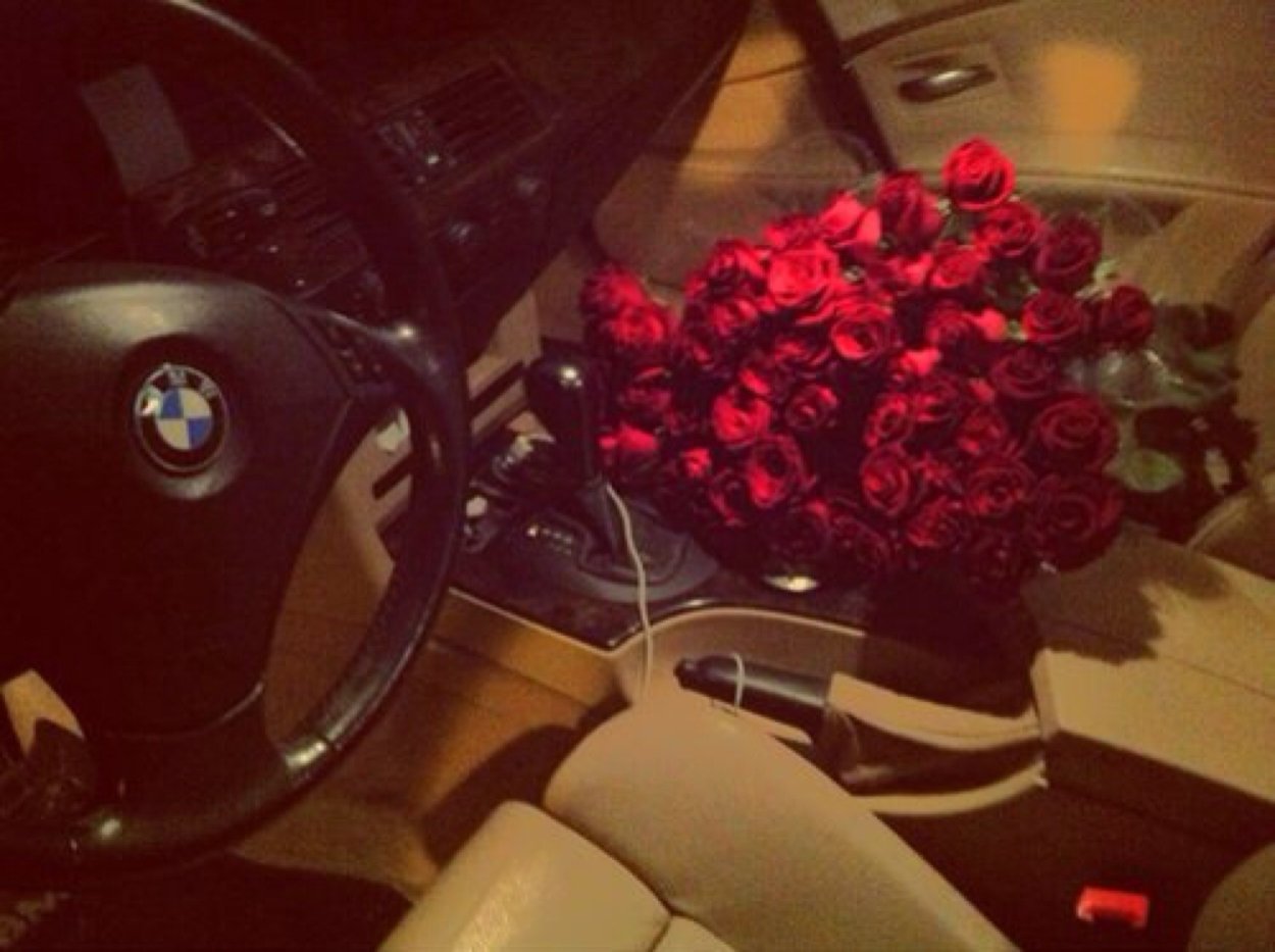 Цветы в салоне машины