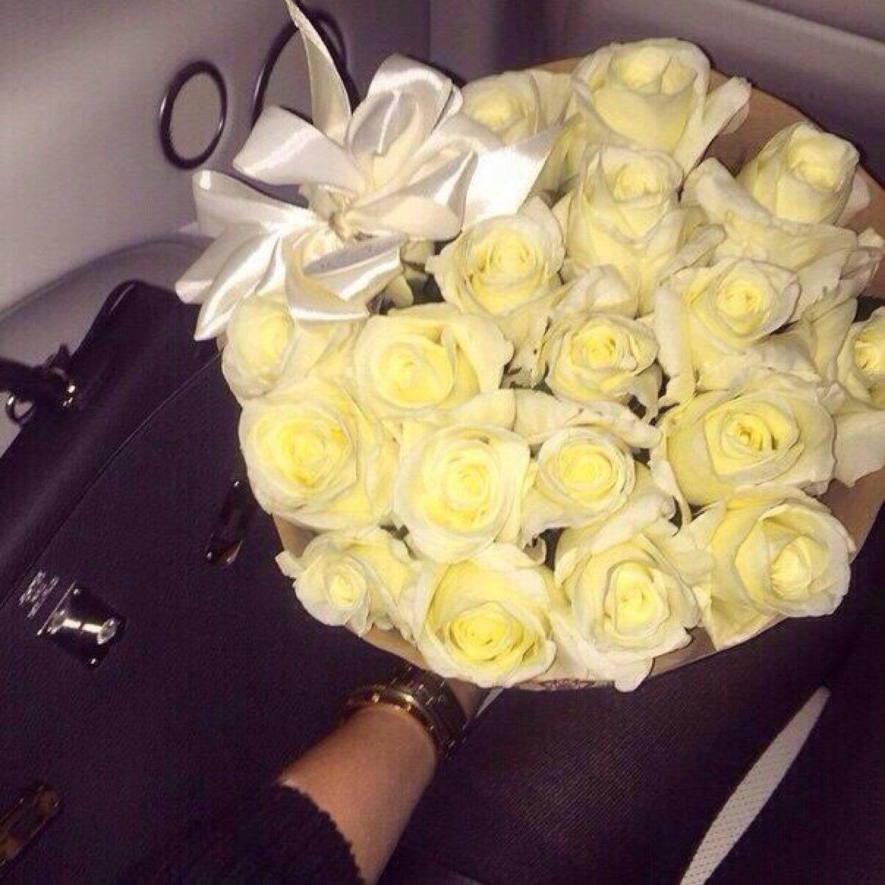 Цветы в машине