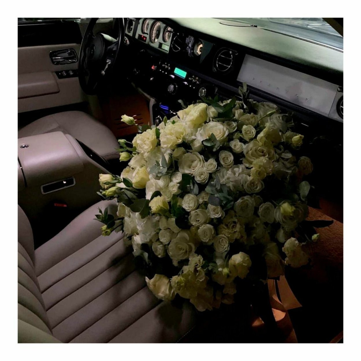 Цветы в машине вечером