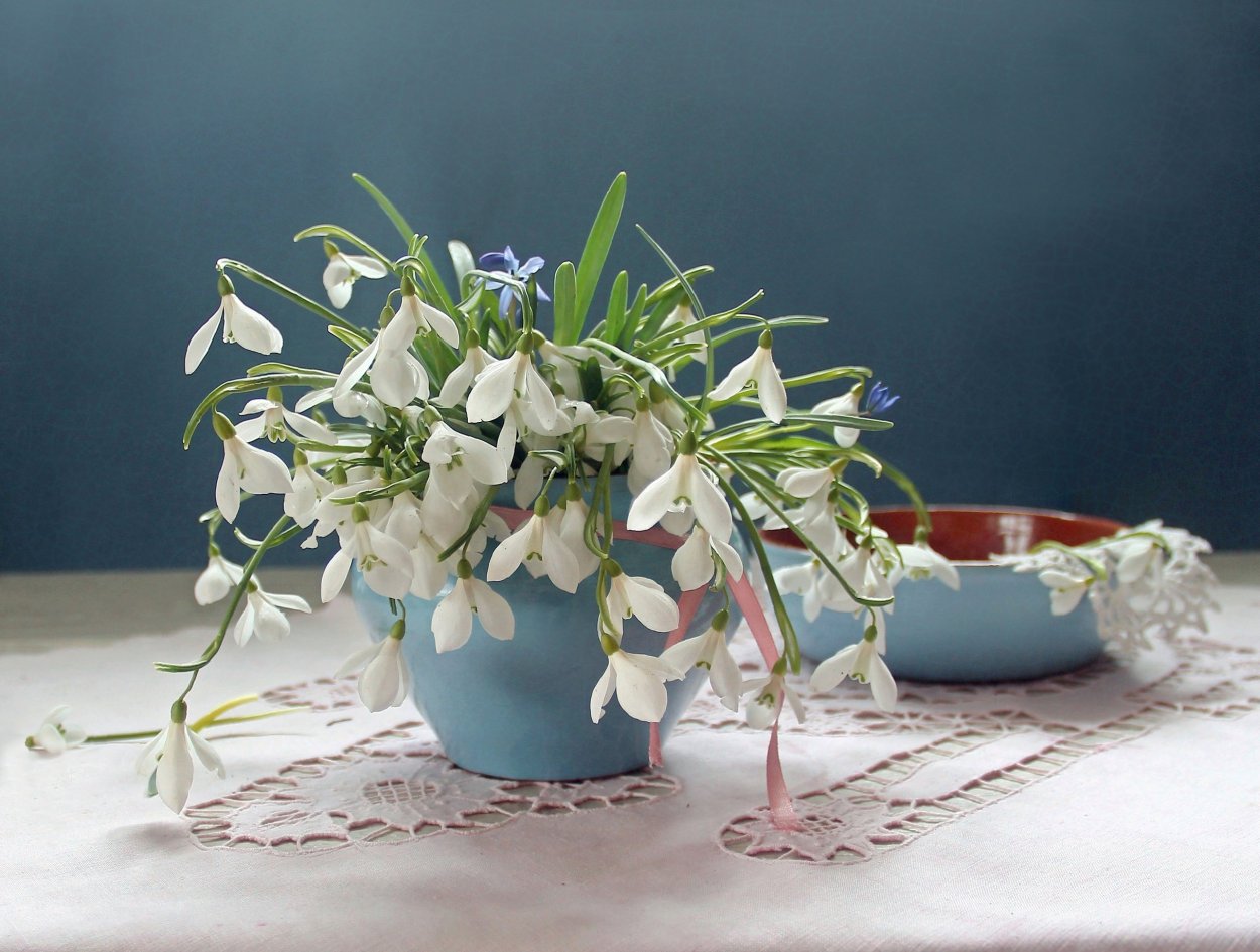 Подснежники в вазе