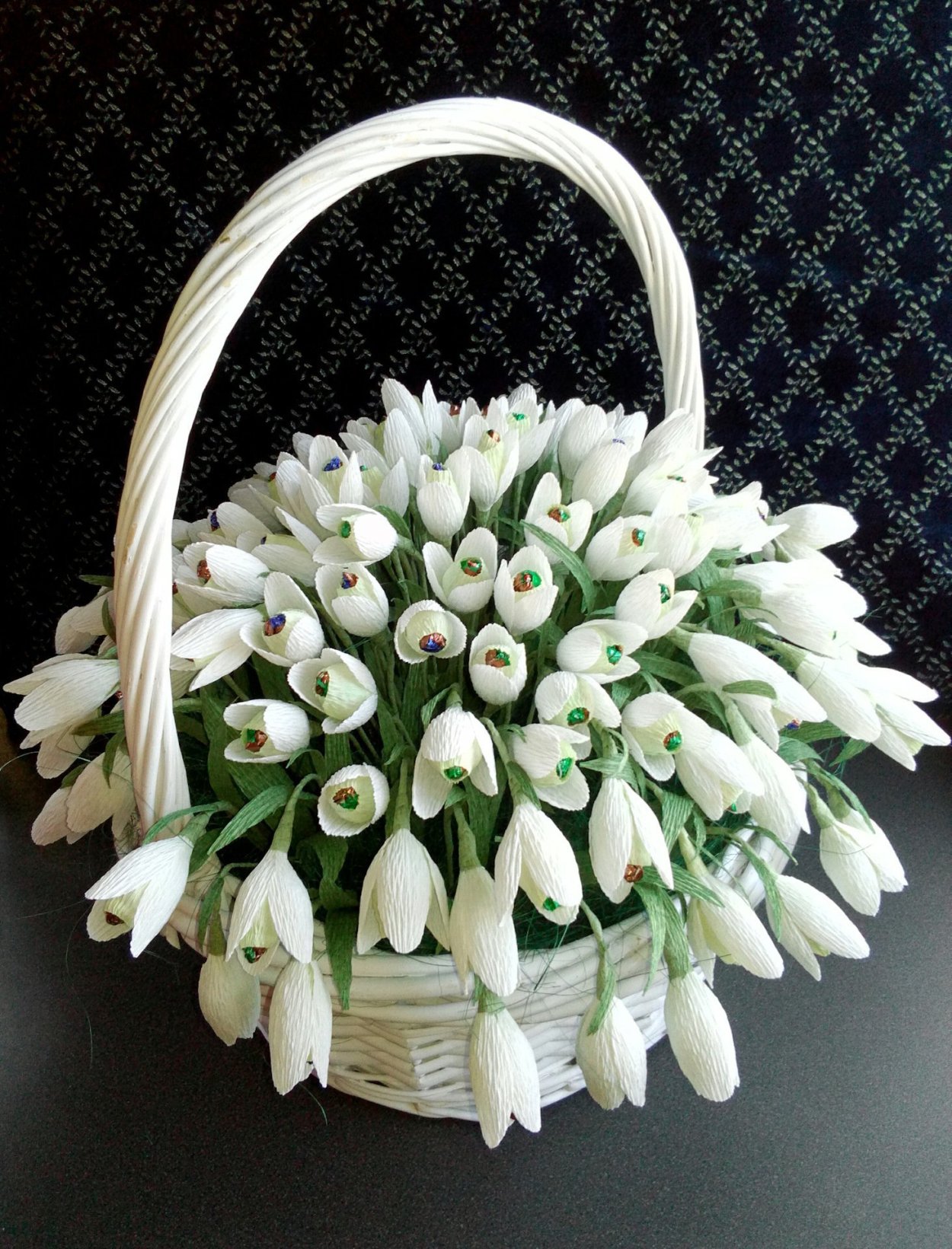 Корзинка с подснежниками