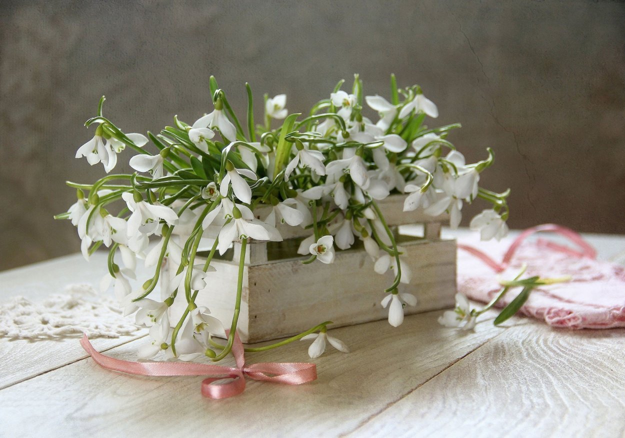 Корзинка с подснежниками