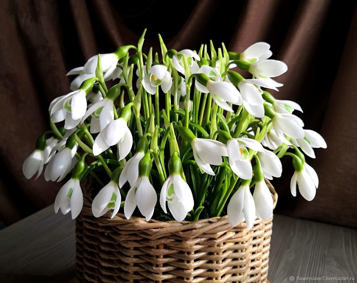 Подснежники в корзине