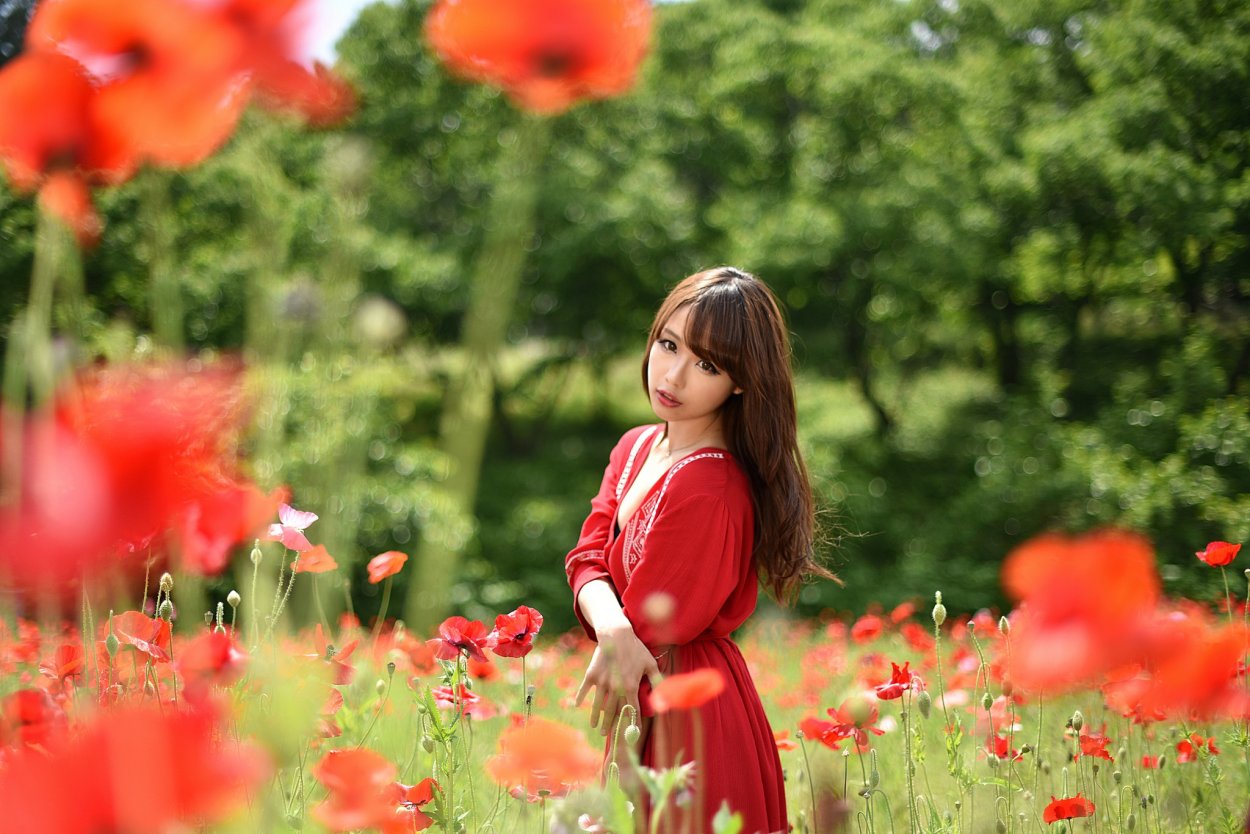 Девушка на фоне маков