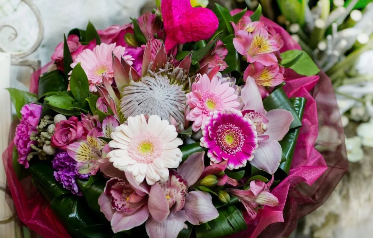 Букет "ирисы и Лизиантусы"