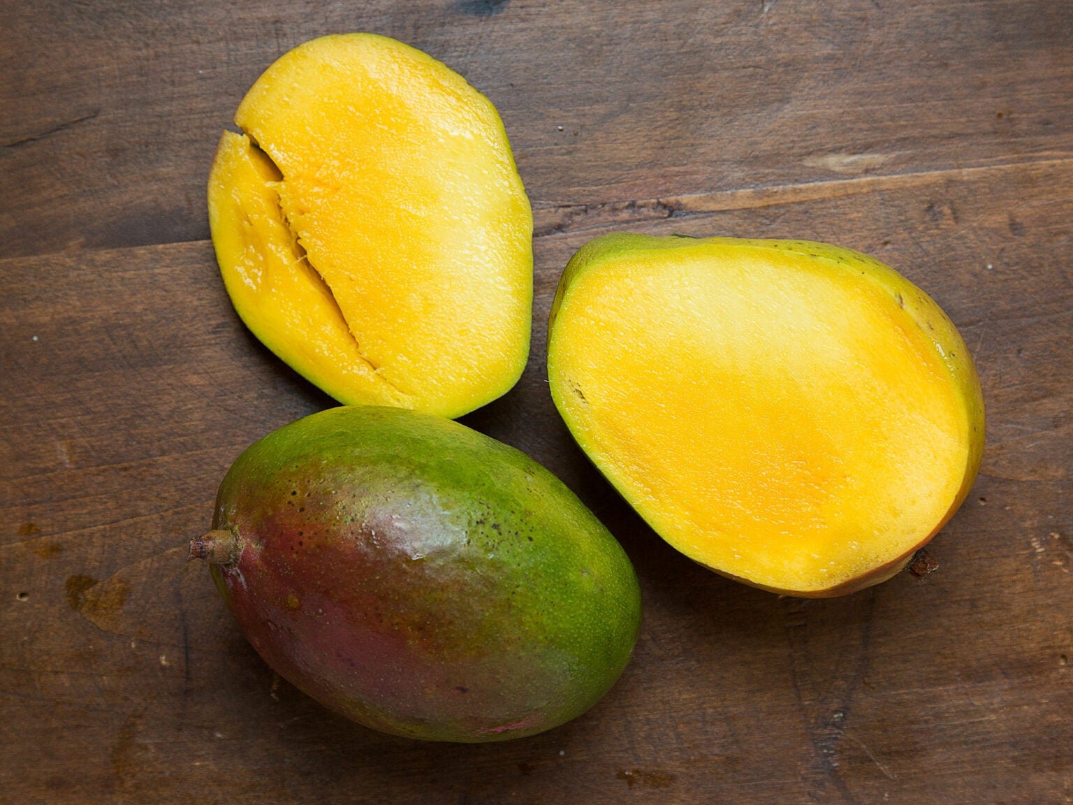 Манго едят с кожурой или нет. Манго фрукт переспелый. Спелый плод манго. Незрелый плод манго. Манго зрелость плода.