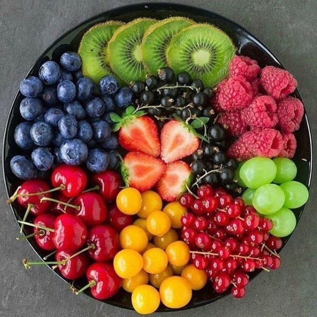 4 фрукта в день. Фруктовая тарелка. Фрукты и ягоды на тарелке. Фруктово Ягодная тарелка. Фруктовая тарелка с ягодами.