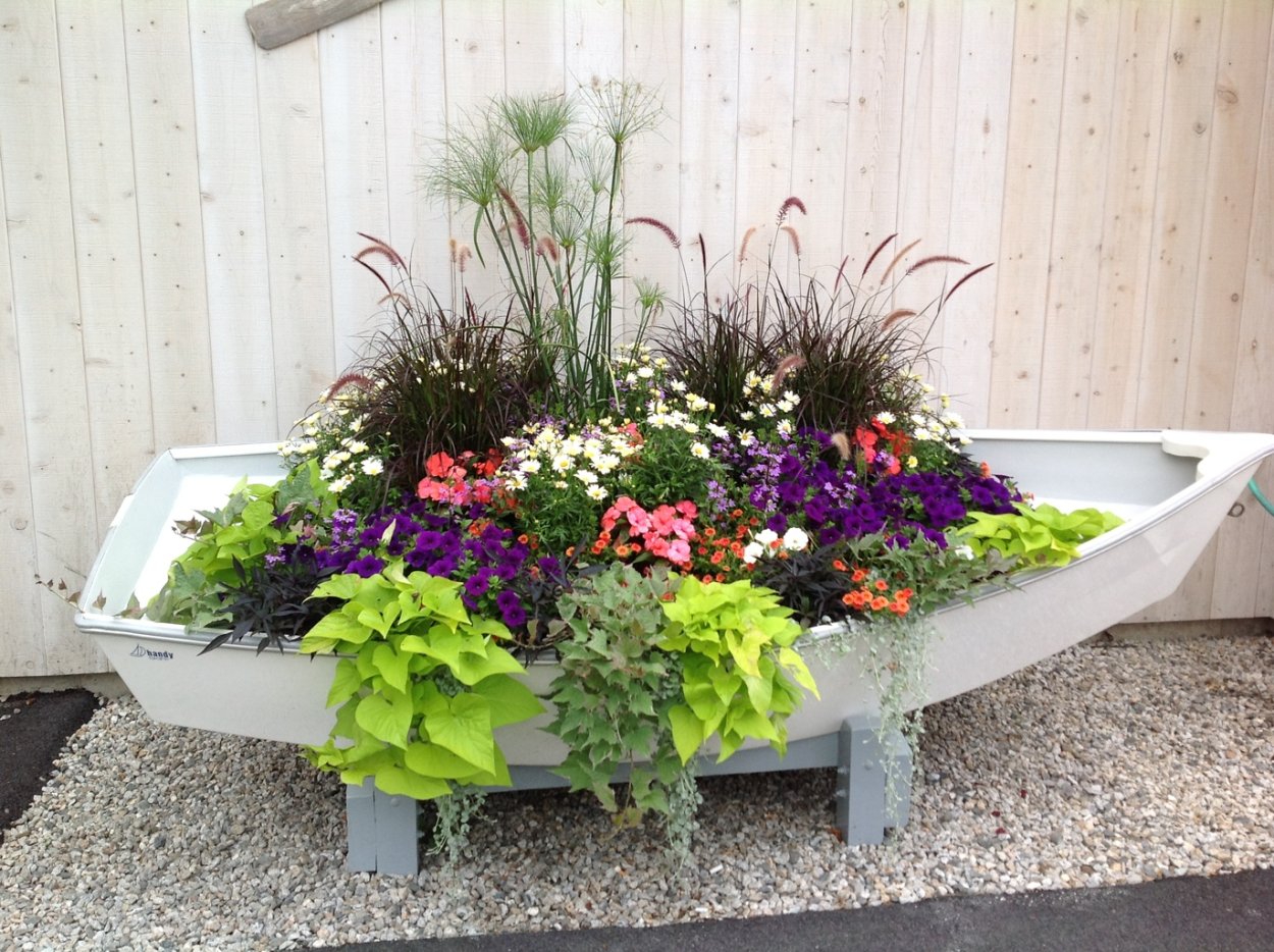 Стильные клумбы на даче