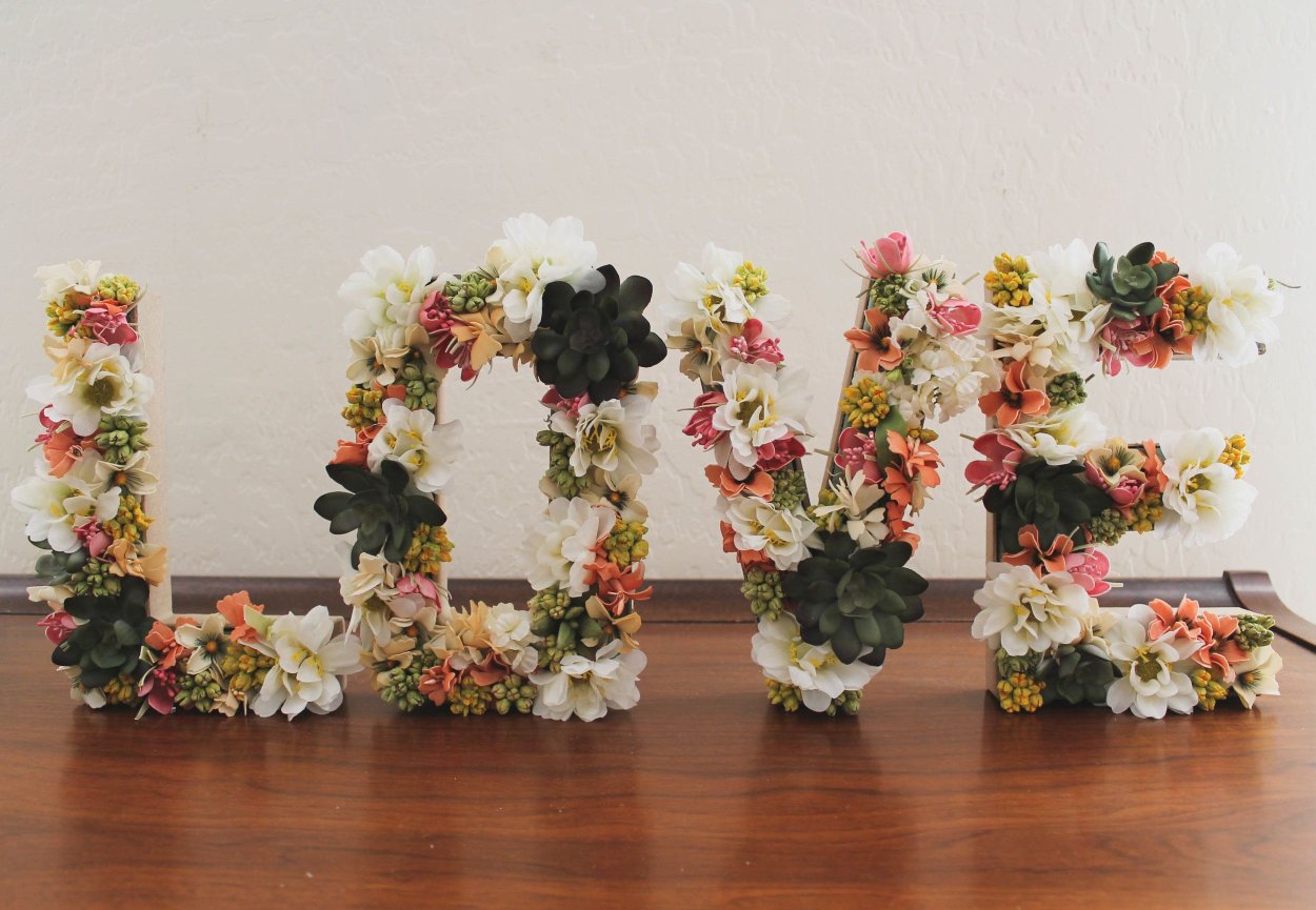 Инсталляции из искусственных цветов