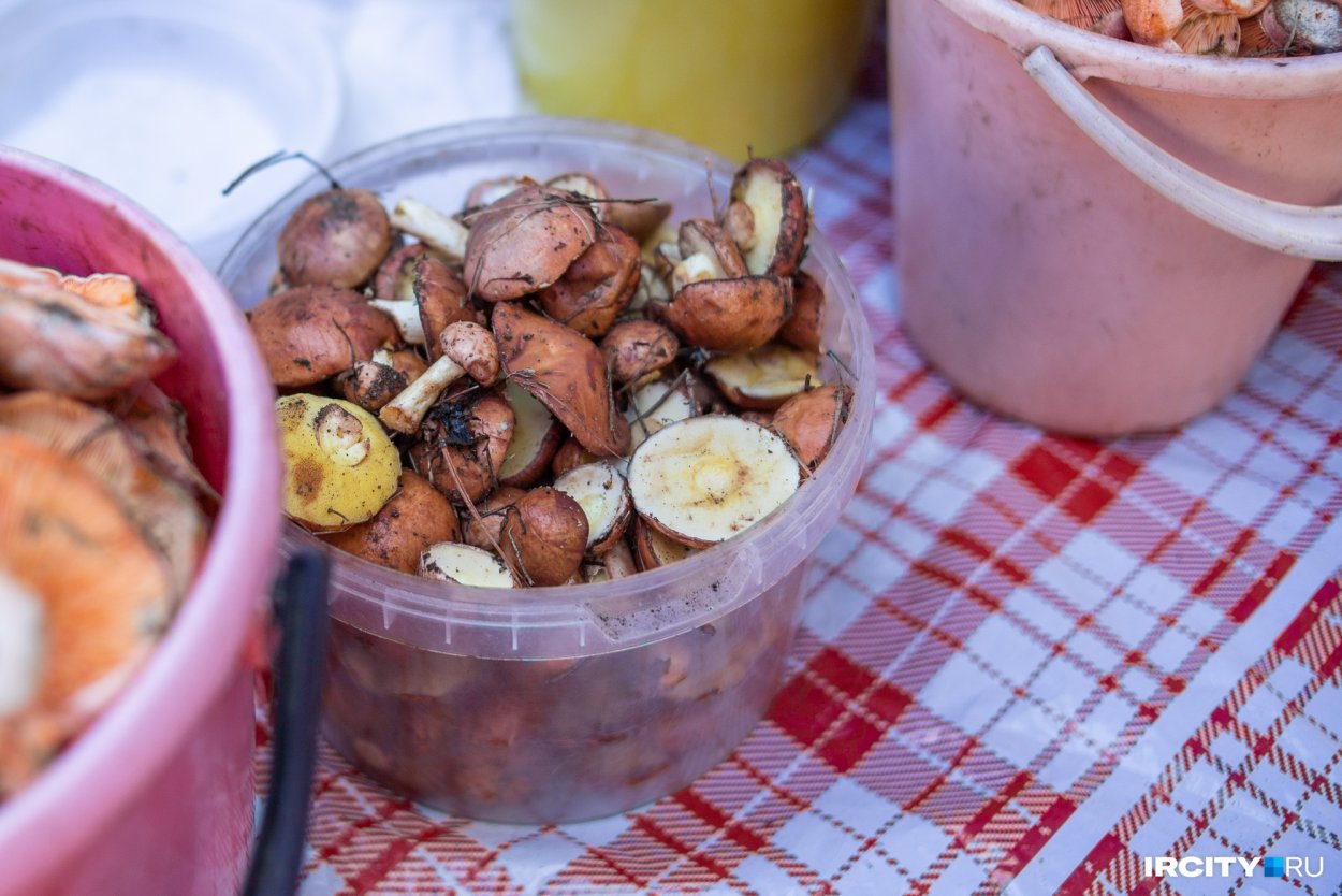 Белые грибы на рынке