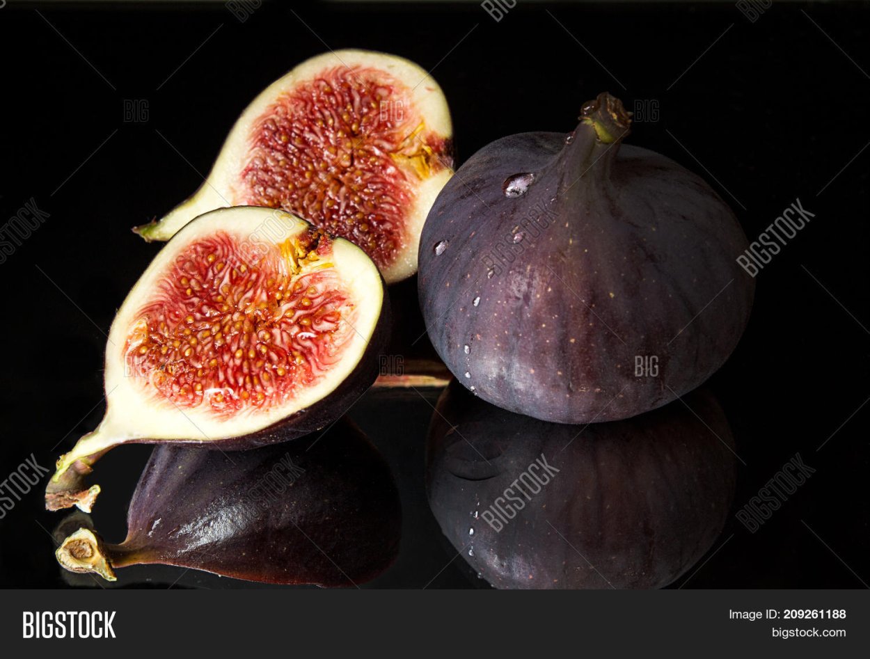 Инжир на черном фоне на доске