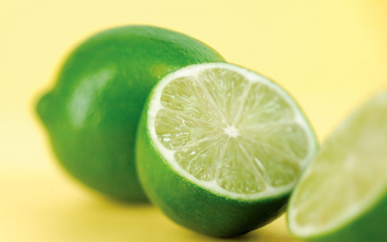 Лайм на сером фоне