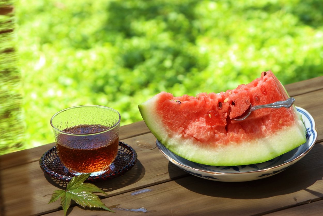 Арбуз на столе фото