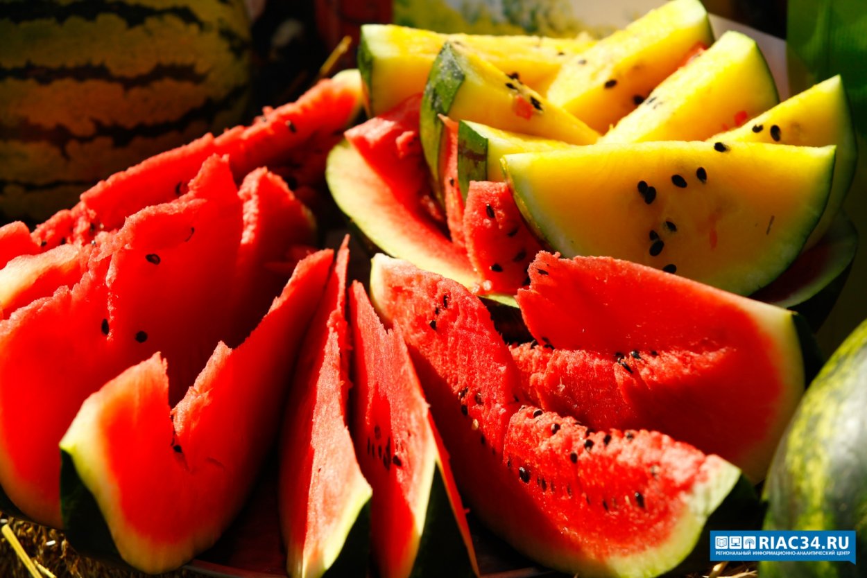 Арбуз и дыня кусочками