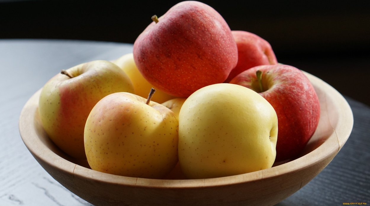 Яблоко на тарелке