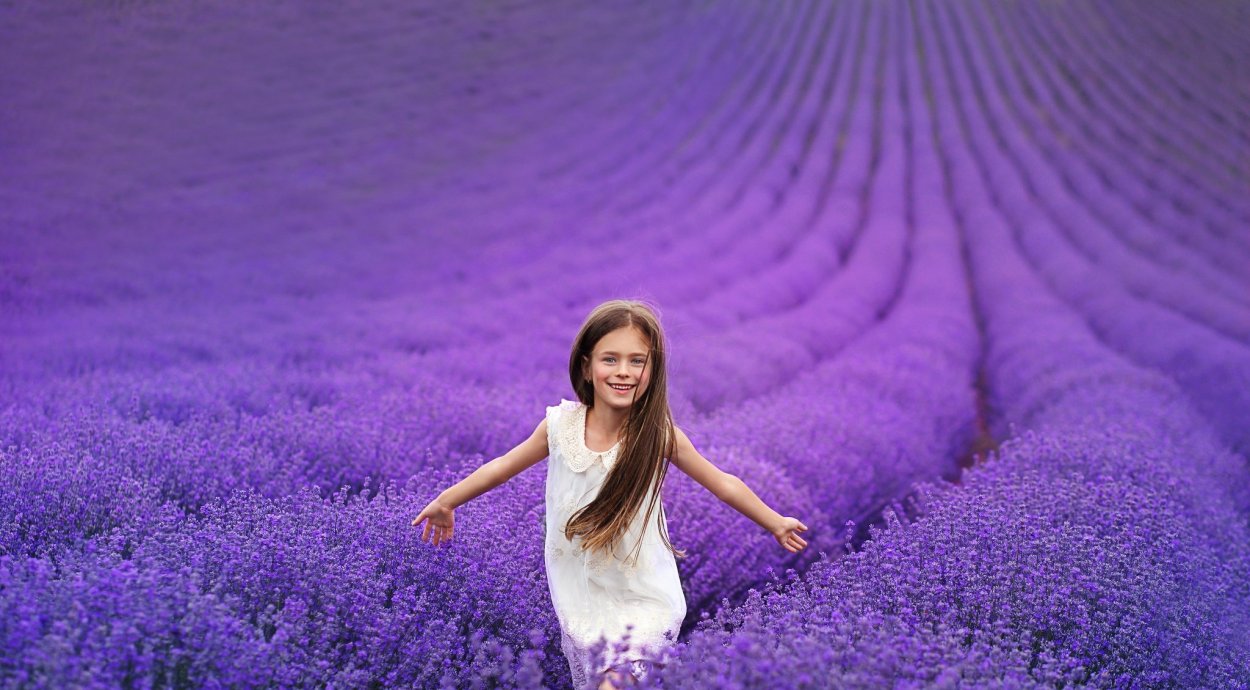 Девочка в лавандовом поле