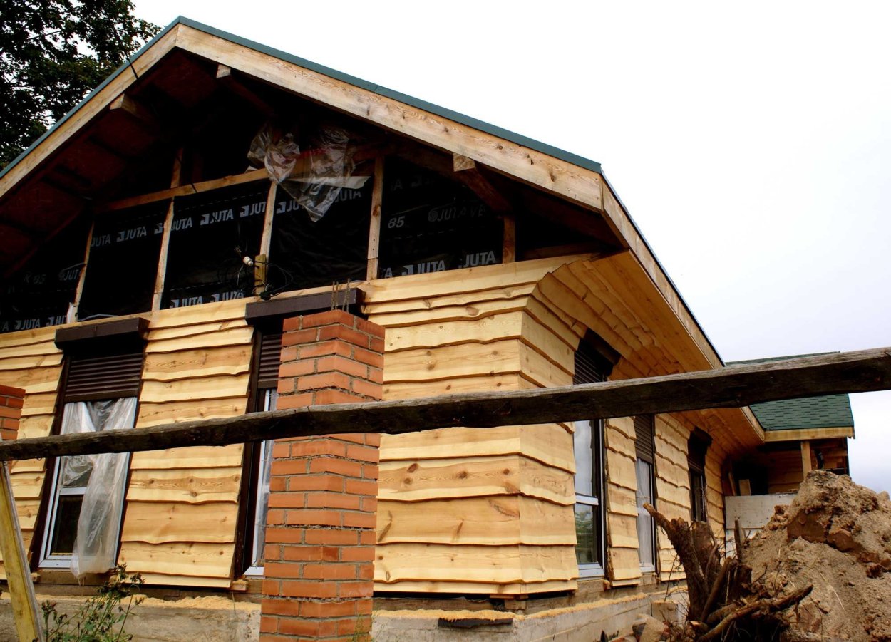 Фасад из необрезной доски