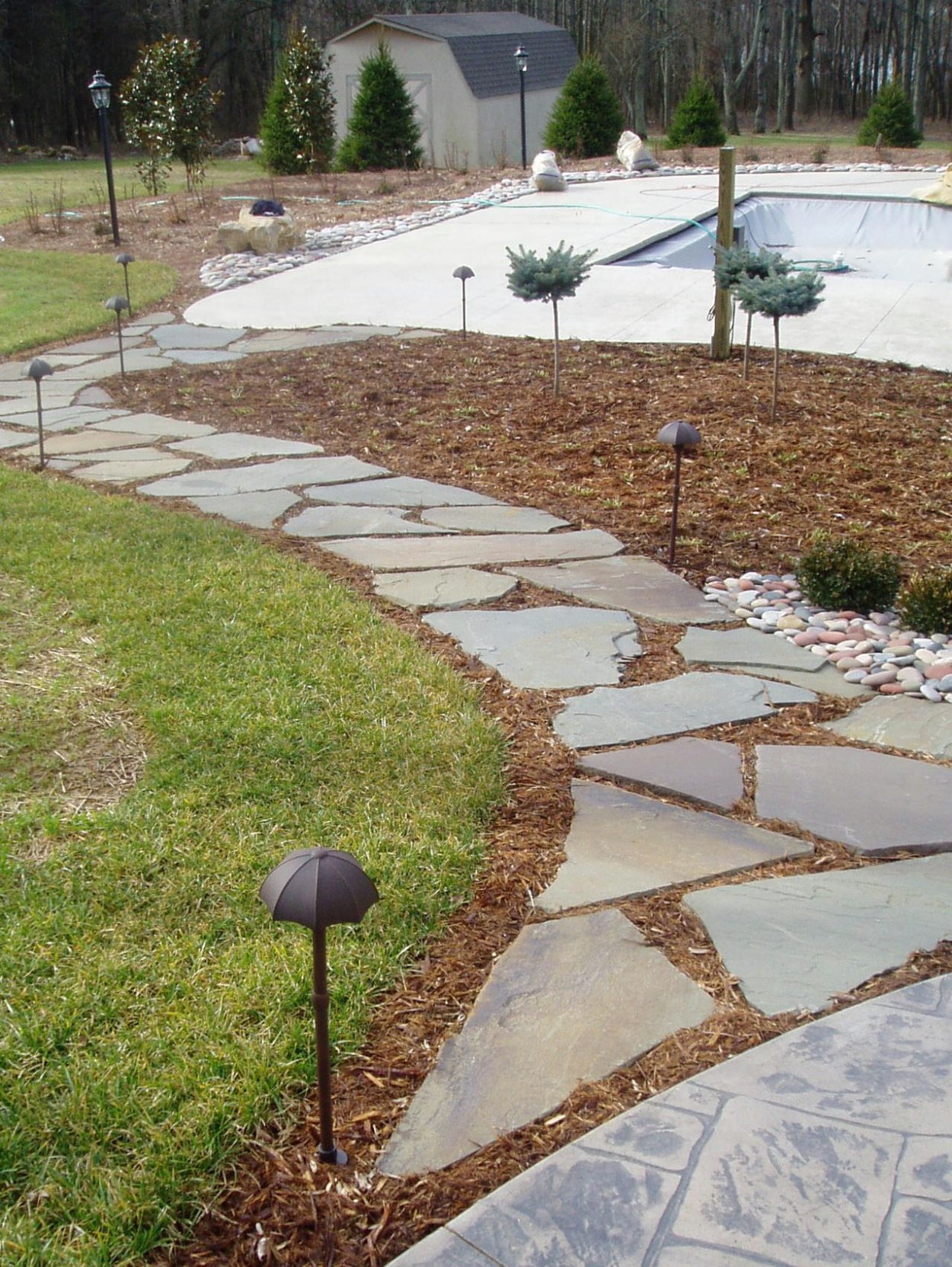 Дорожки из плоского камня