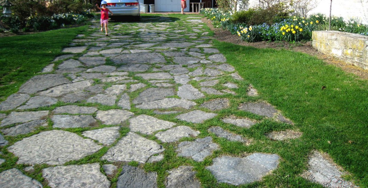 Дорожки из натурального камня под автостоянку