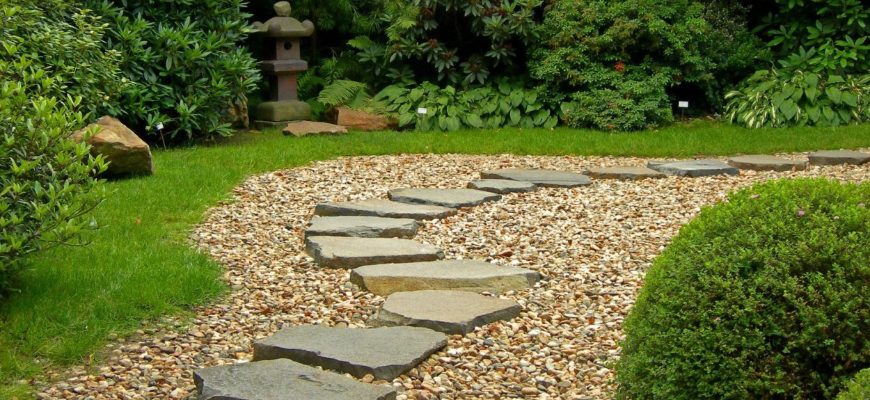 Декоративная дорожка на даче