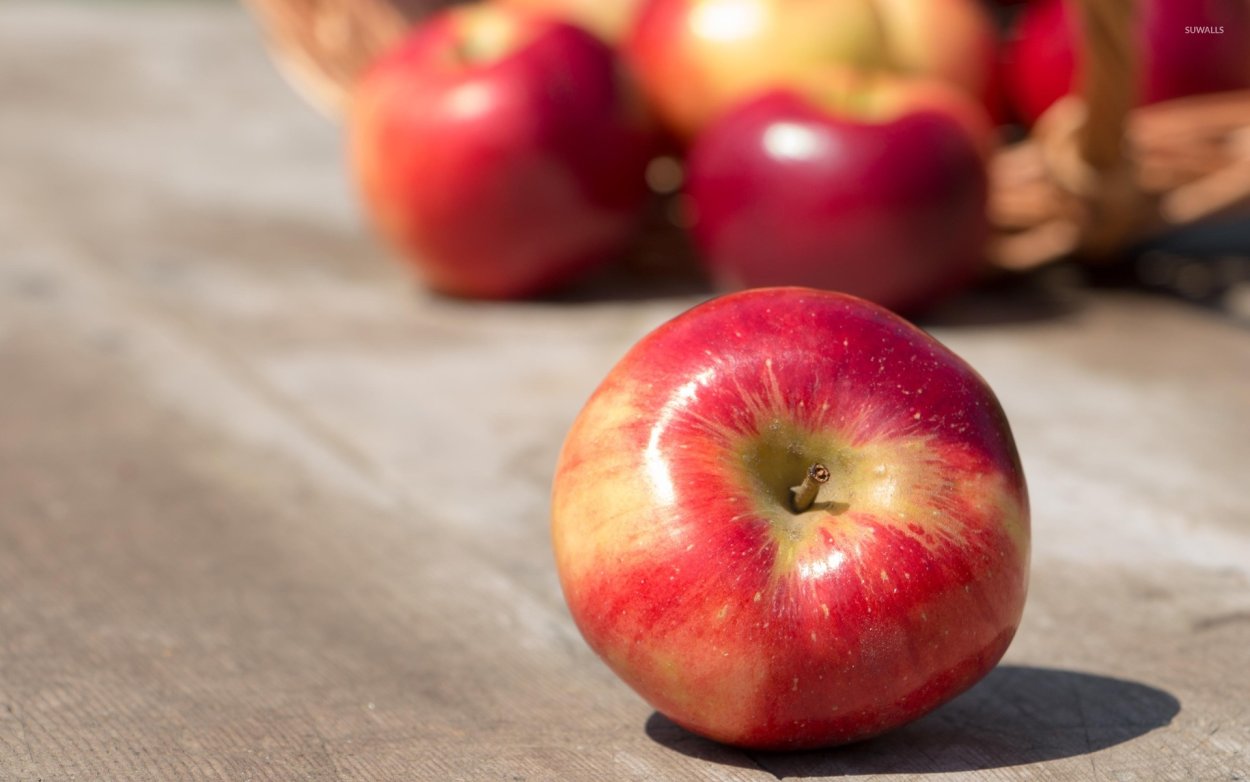 Кинуть яблоко. Подброшенное яблоко. Красное яблоко традиция. Apple Table.