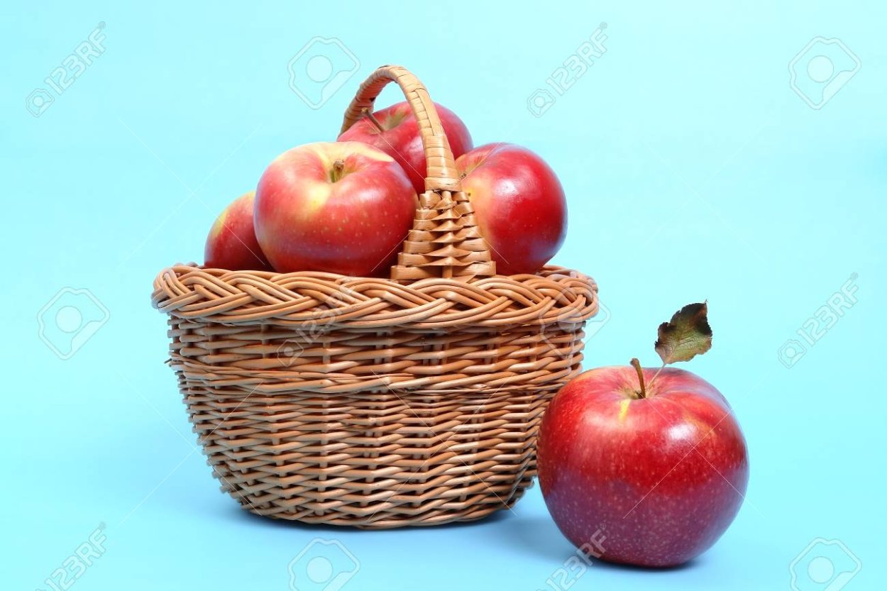 Яблоки в корзине на подиуме