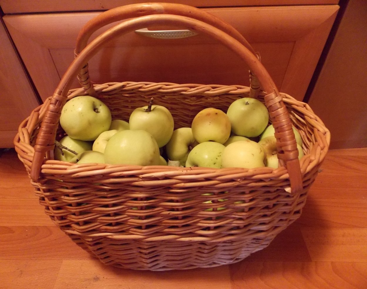 Корзины с яблоками