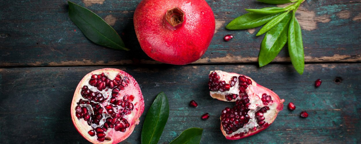 Разломанный гранат вид сверху