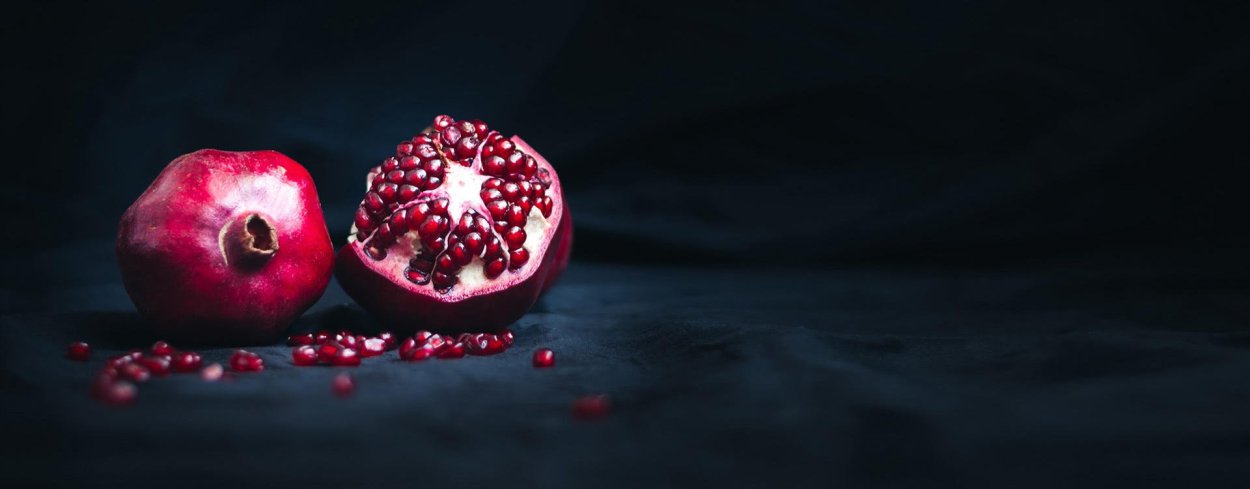 Гранат на черном фоне