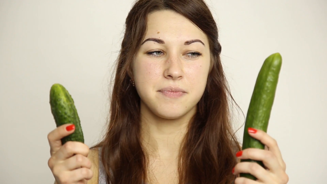 Девушка с огурцом