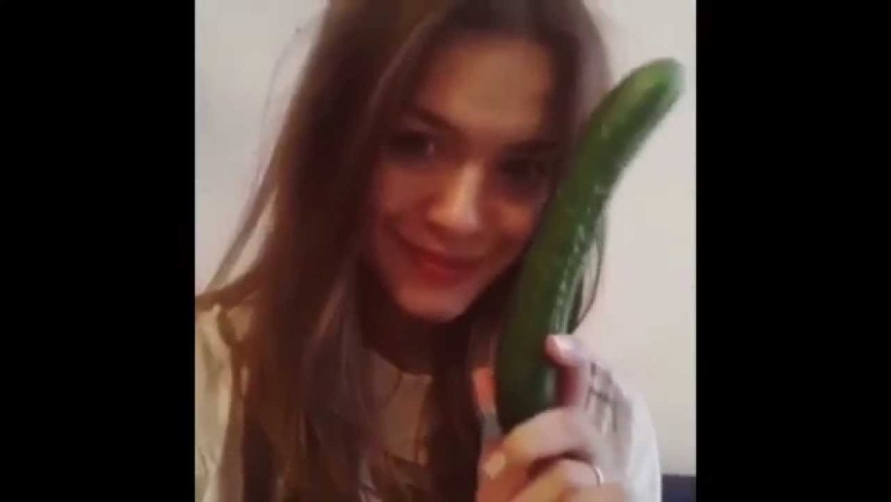 Девушка и огурец прикол