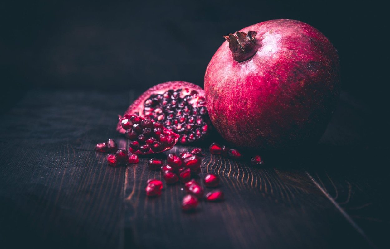 Гранат на черном фоне