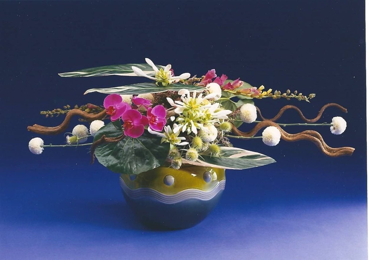 Икебана из искусственных цветов поделка