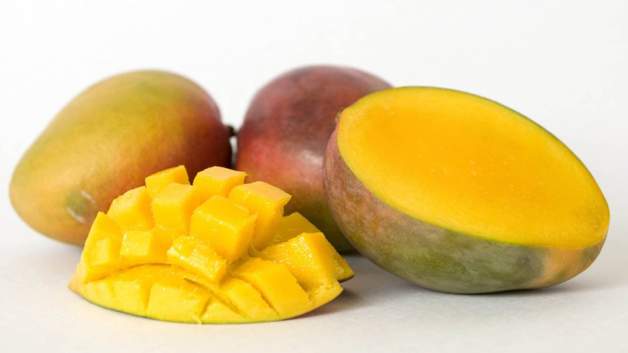Манго фрукт с косточкой