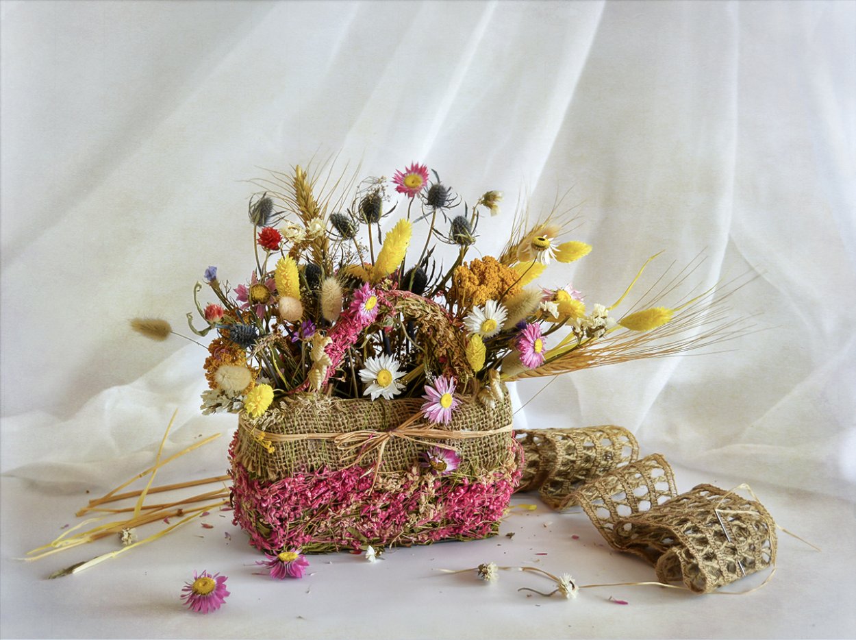 Композиция из сухоцветов в корзине