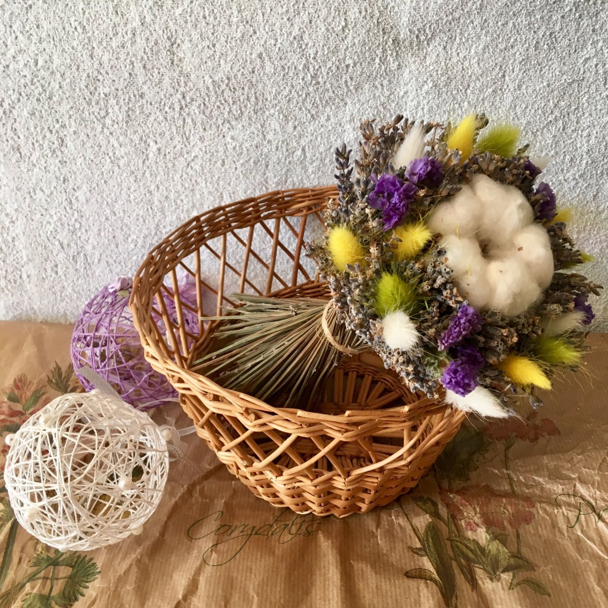 Букет из сухих цветов в корзинке