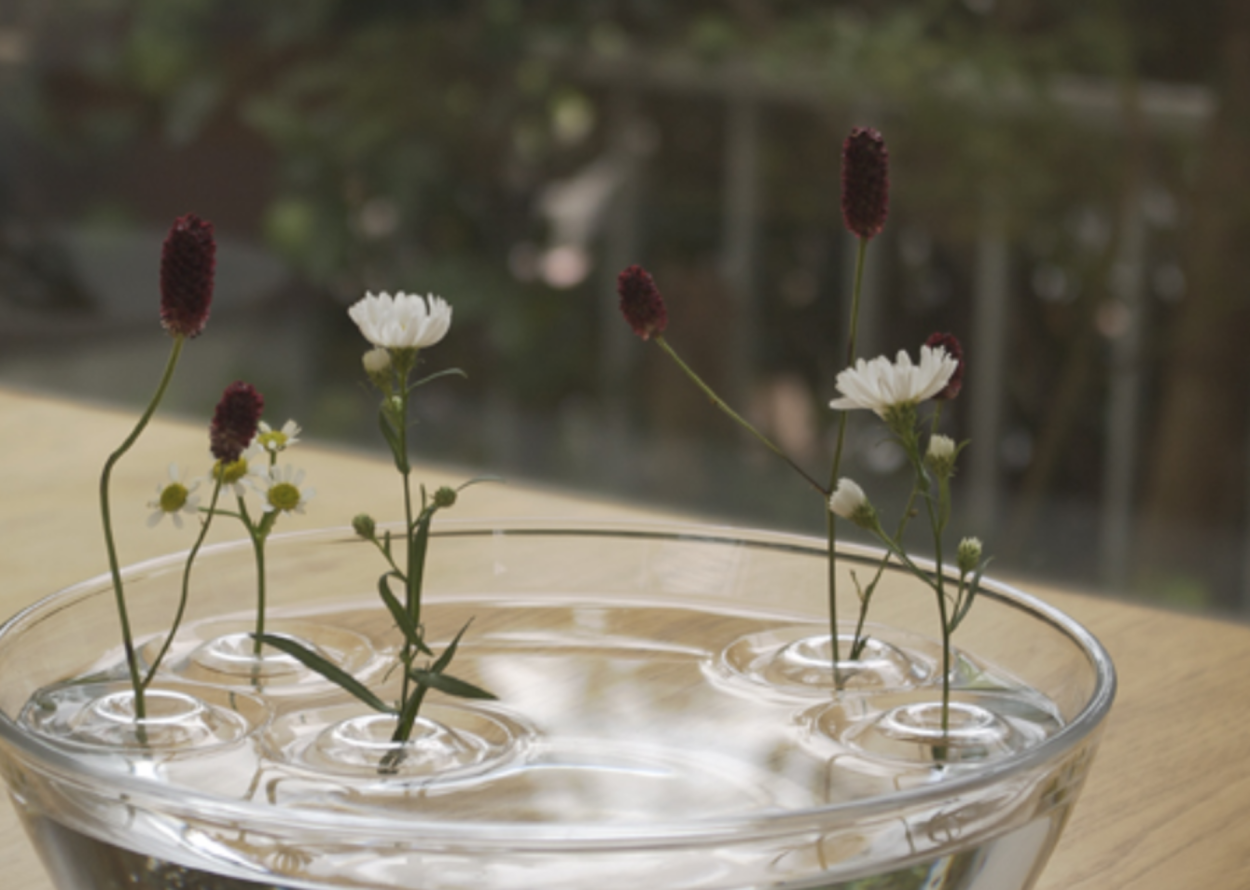 Плавающие цветы в вазе