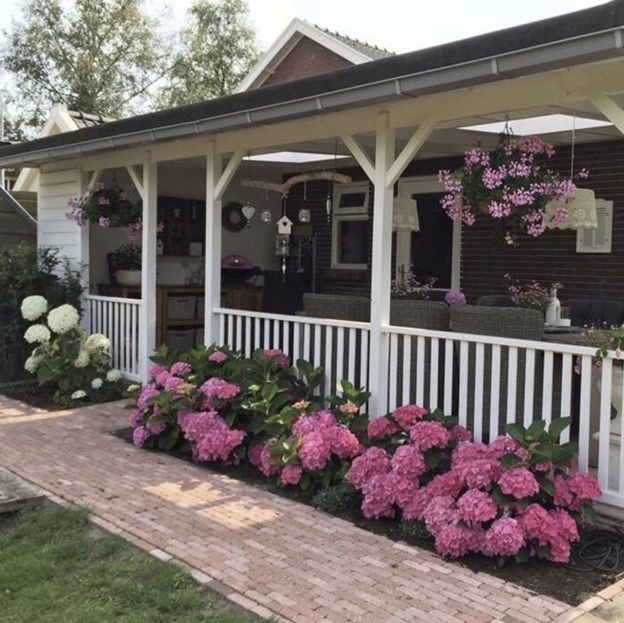 Цветник у веранды