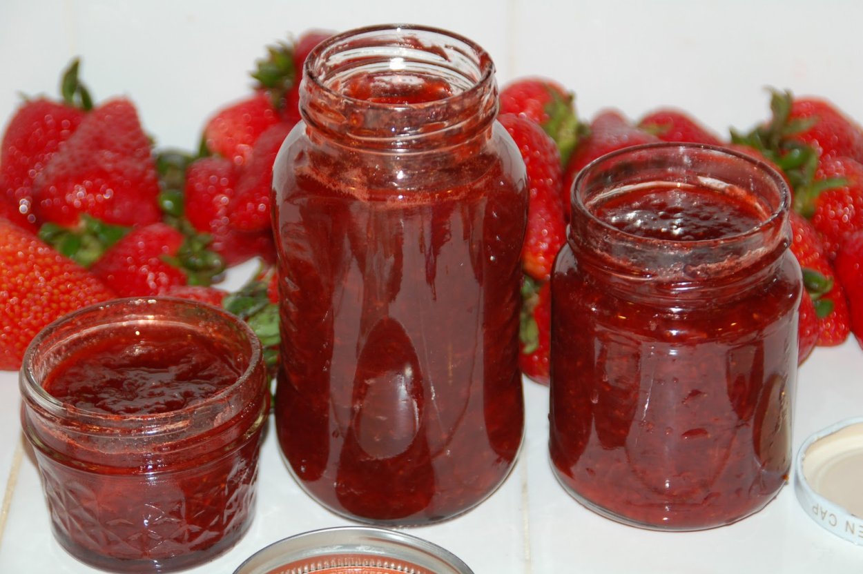 Банка клубничного варенья