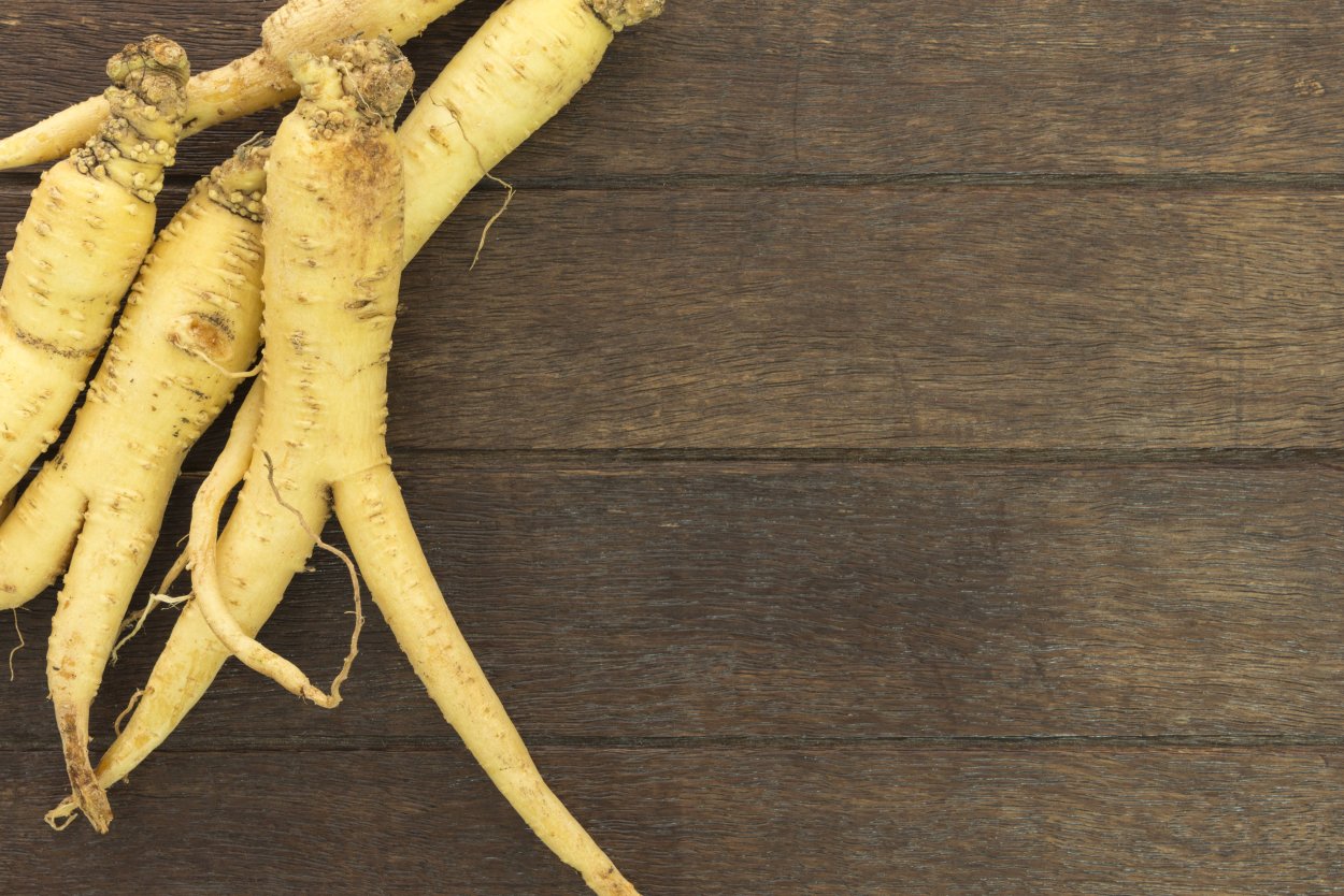 Женьшень на черном фоне