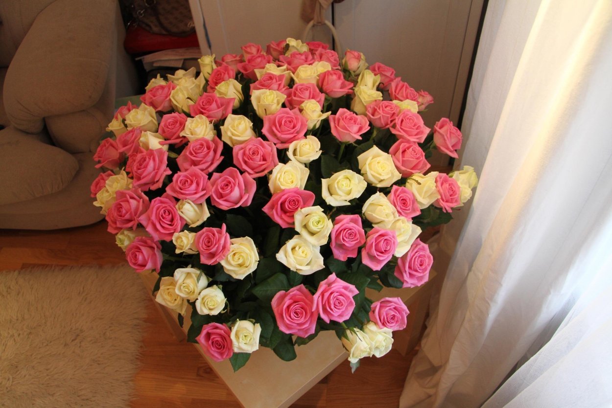 Огромный букет роз в квартире