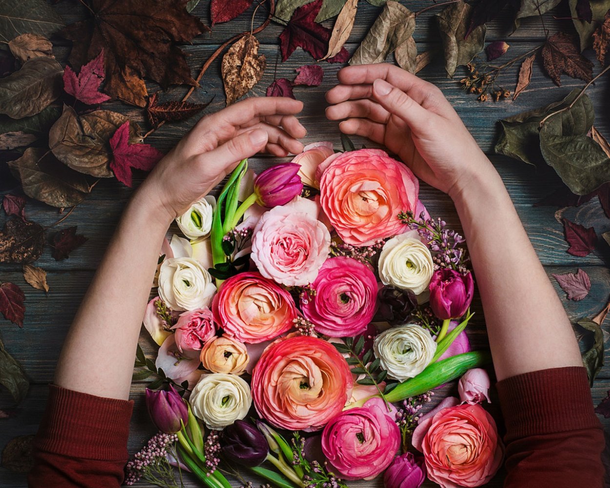 Девушка с цветами в руках