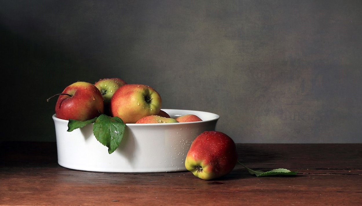 Простой натюрморт с яблоками