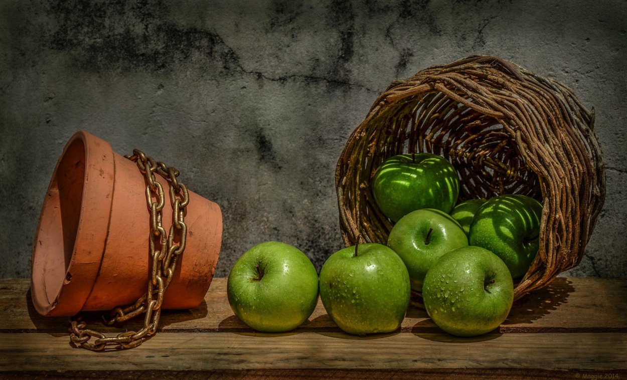 Натюрморт с зелеными яблоками