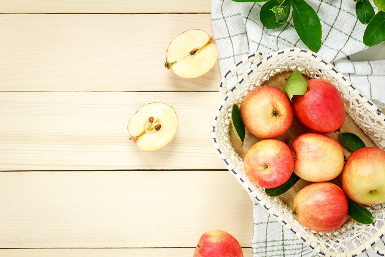 Фрукты на деревянной доске