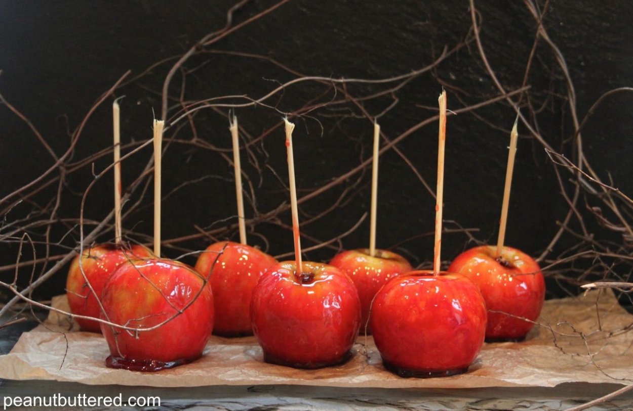 Яблоки в карамели на Хэллоуин