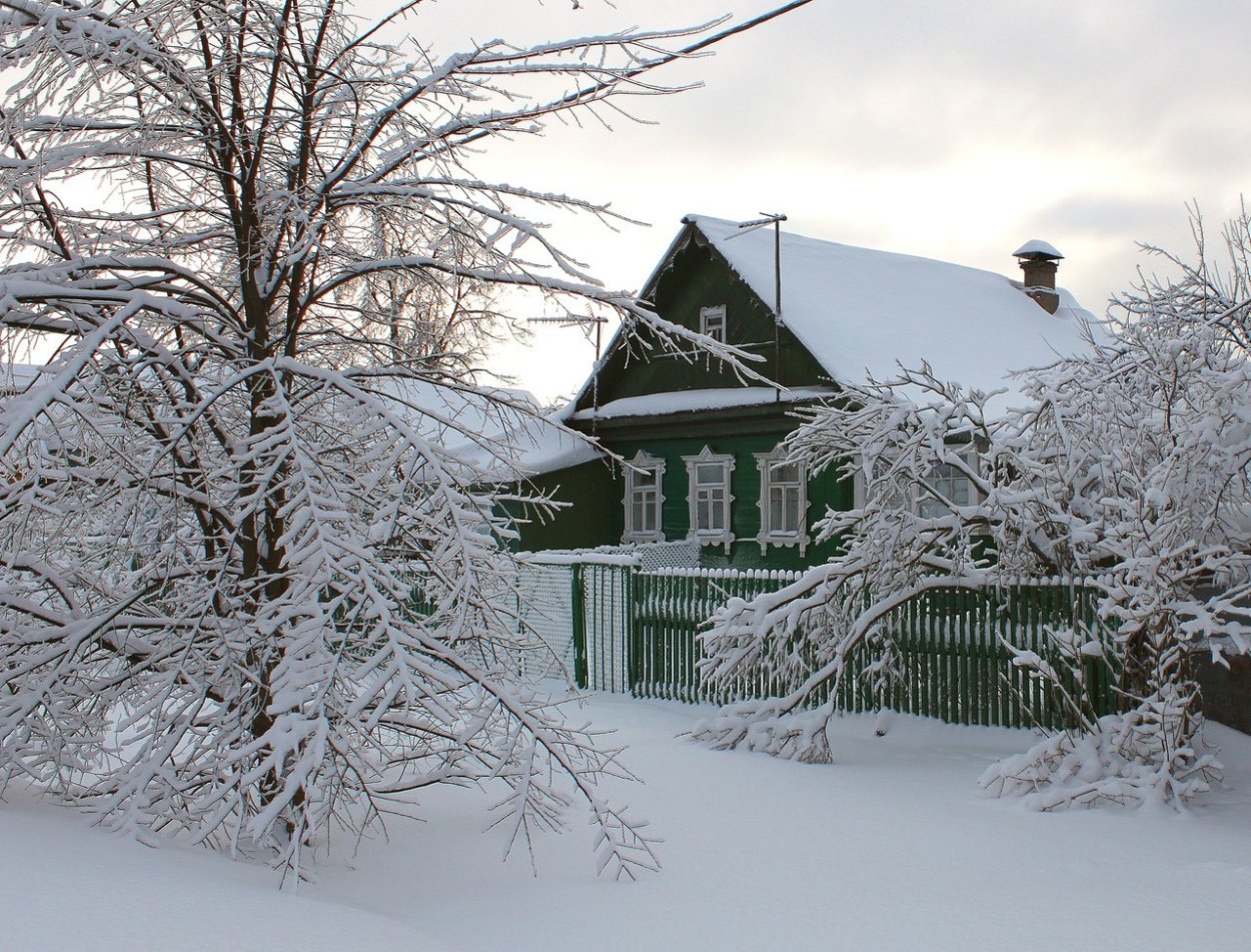 Зимний деревенский домик